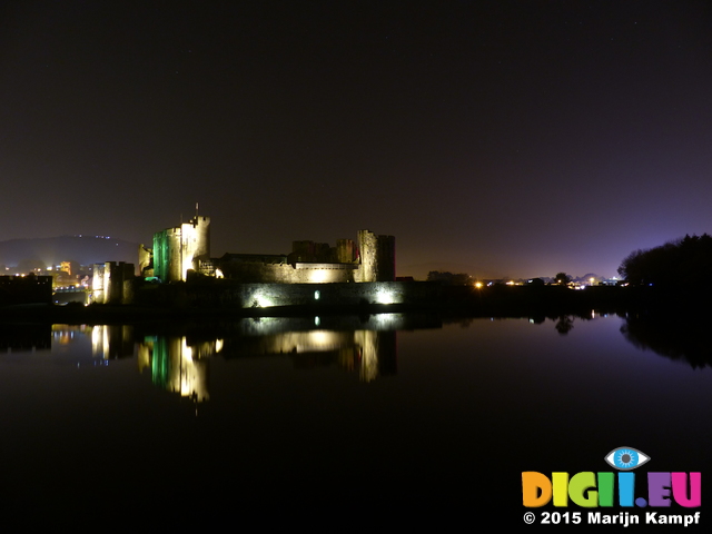 FZ024267 Caerphilly Castle at night